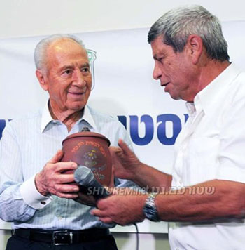  שמעון פרס מקבל דבש דבורת התבור אטרקציה לילדים בצפ